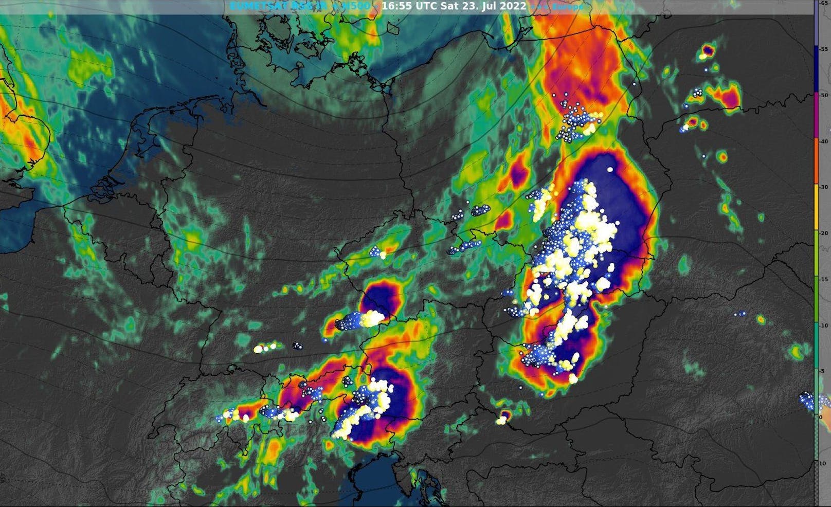 Radarbild der mächtigen Gewitter, die aktuell über Österreich und Ost-Europa ziehen.