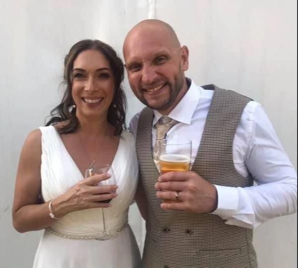 Tyrone Prades, hier mit seiner Frau Samantha, quälen seit fünf Jahren Darmwinde.