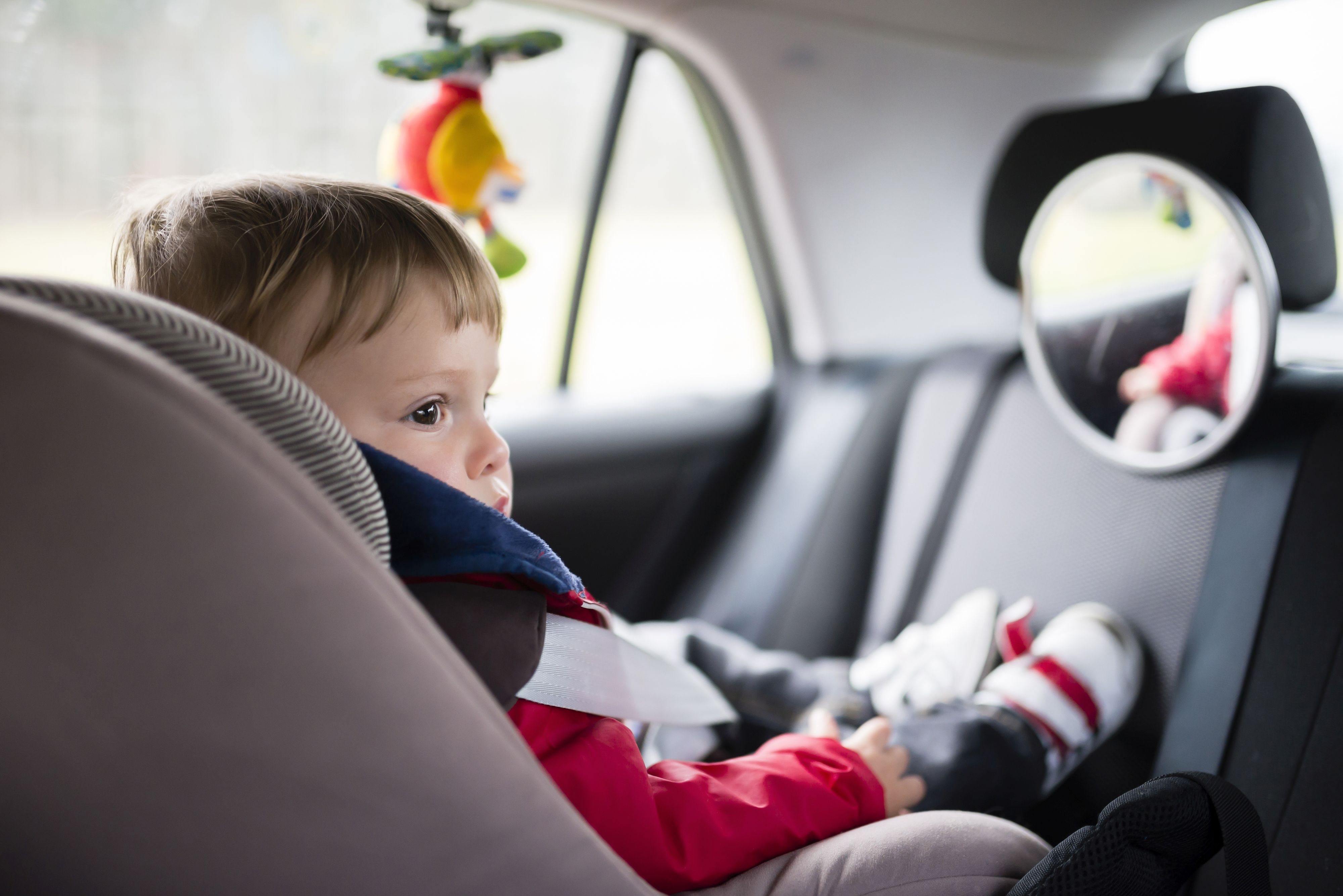 Download von www.picturedesk.com am 23.07.2022 (18:20).  Baby boy looking away while sitting on car seat - 20200625_PD11760 - Rechteinfo: Royalty Free (RF) Model Released