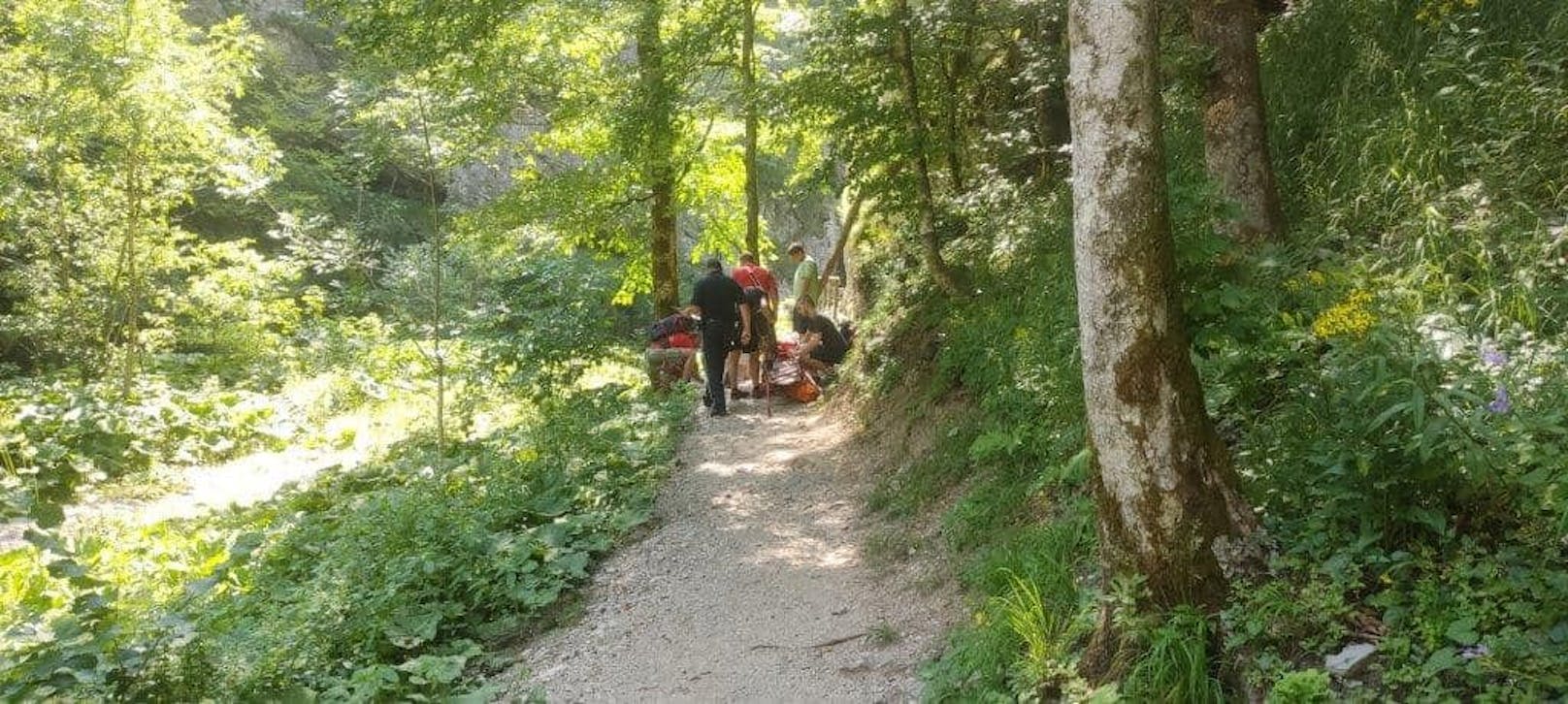 Die verletzte Wanderin musste mit der Trage weggetragen werden.