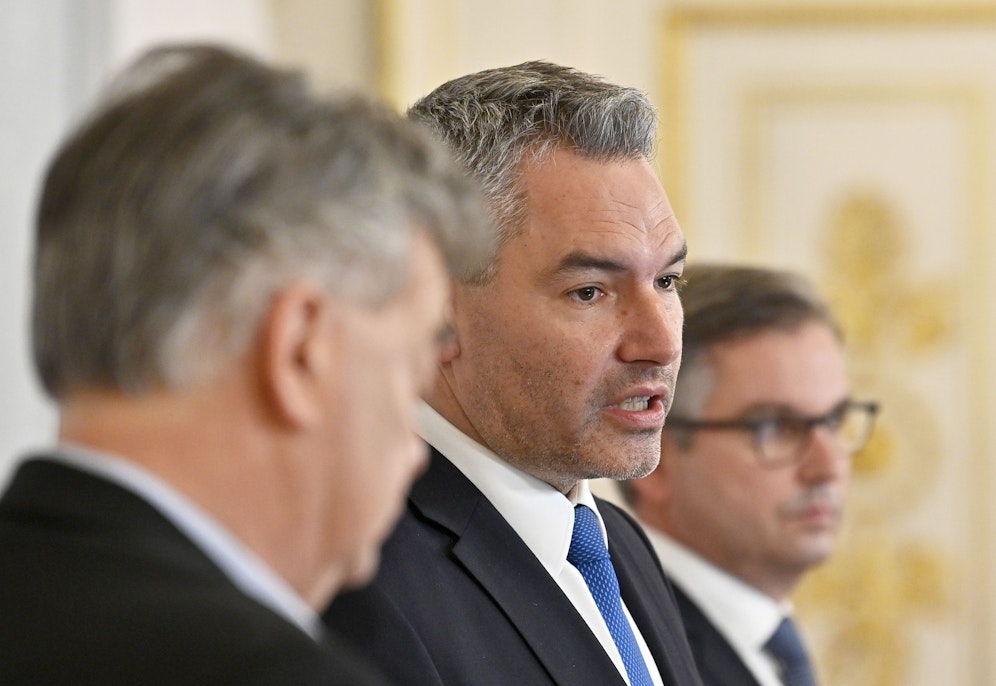 Vizekanzler Werner Kogler, Kanzler Karl Nehammer, Finanzminister Magnus Brunner – sie geben bekannt, dass die Gebühren 2022 nicht erhöht werden.