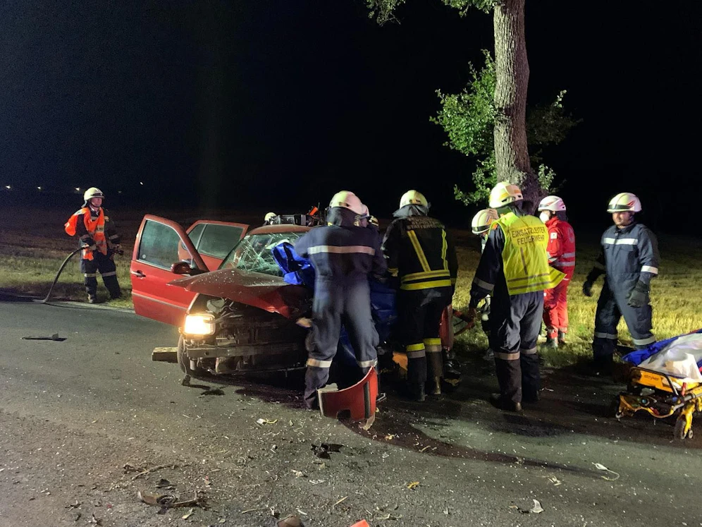 Die Feuerwehr befreite die Lenkerin aus dem Wrack.