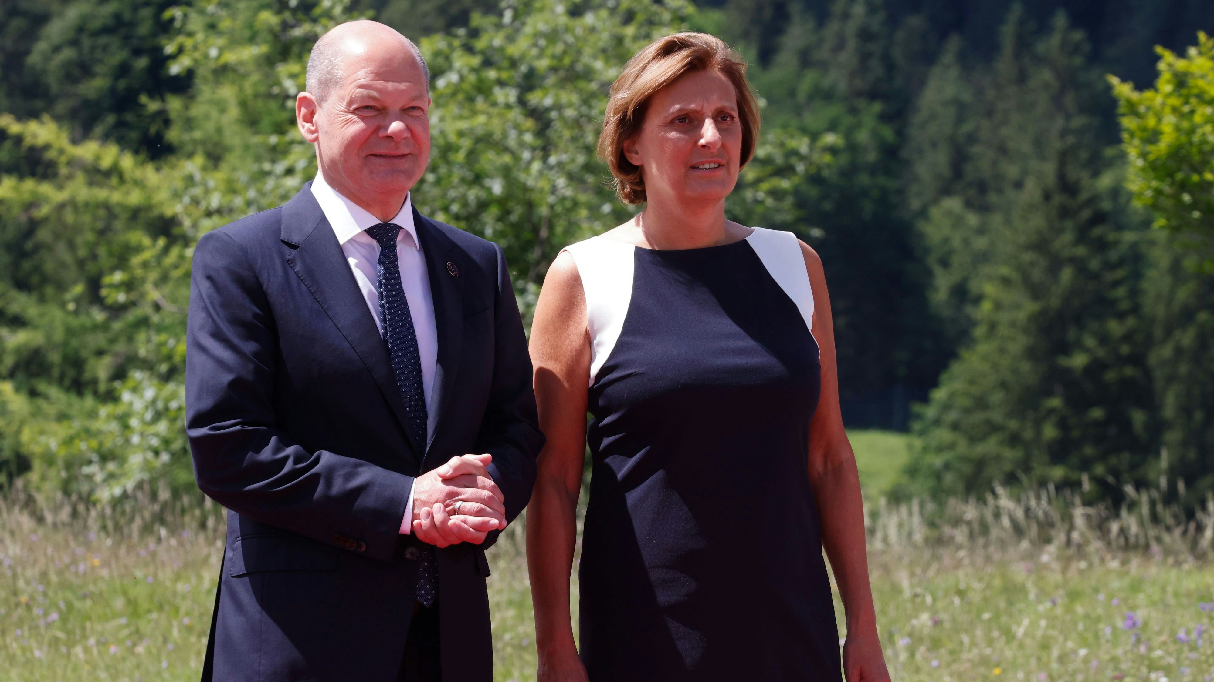 Deutscher Bundeskanzler Olaf Scholz und Ehefrau Britta Ernst.