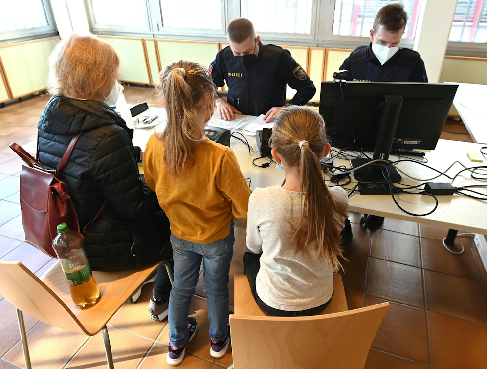 Erfassungsstelle für Kriegsflüchtlinge aus der Ukraine, aufgenommen im März 2022 in der Polizeiinspektion Schwechat/Fremdenpolizei.