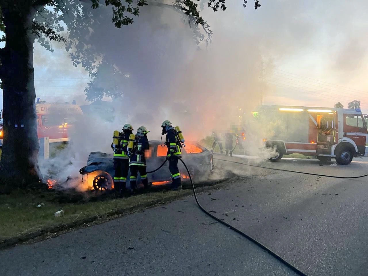 Auto ging in Flammen auf: 2 Personen starben
