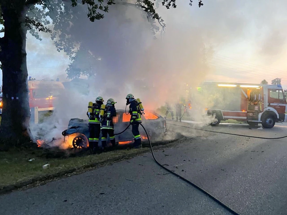 Auto ging in Flammen auf: 2 Personen starben