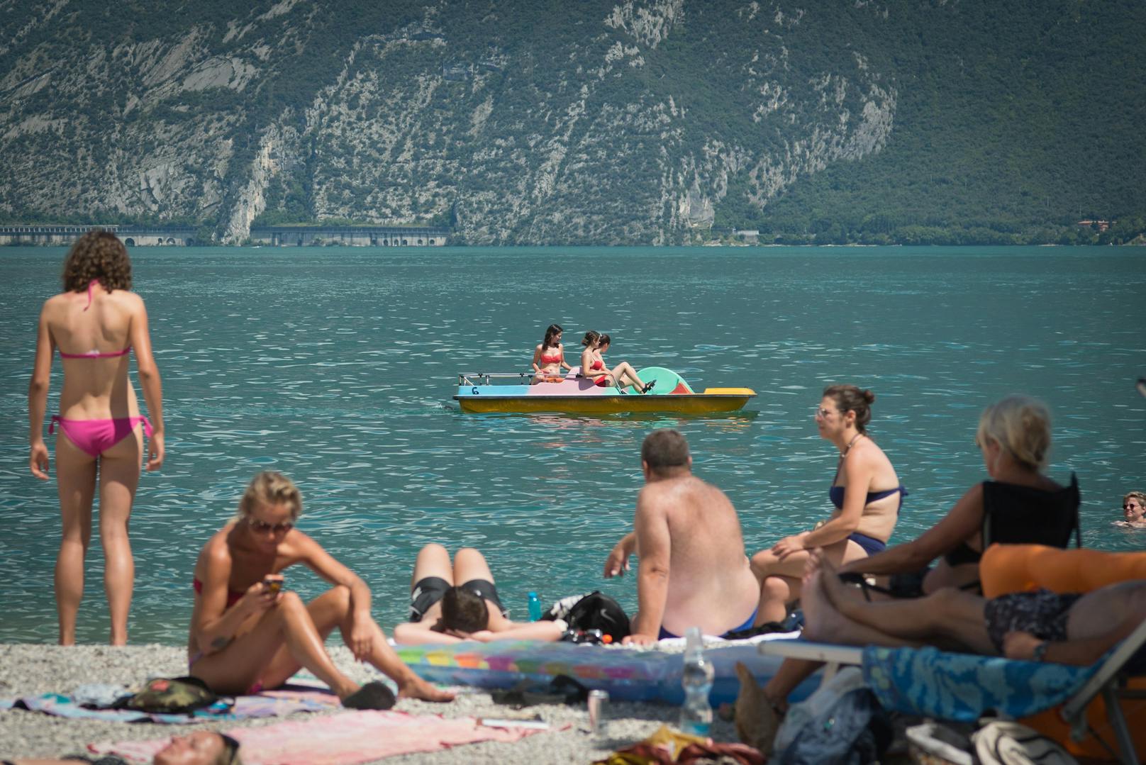 Der Vorfall ereignete sich in der Nähe Limone sul Garda. Im Bild Badegäste am Strand des Gardasees. Symbolbild.
