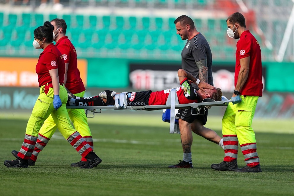 Stosic wird abtransportiert.