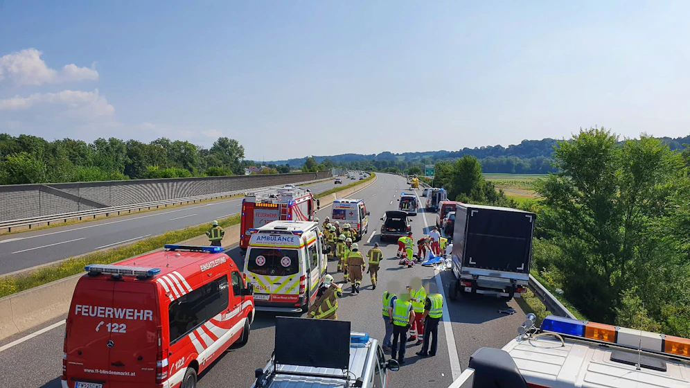 Zwei Personen auf A1 bei Reifenpanne von Pkw erfasst