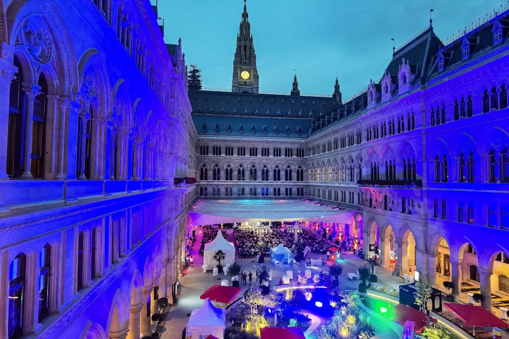 Das Wiener Kabarettfestival im Arkadenhof des Rathauses startet in seine 12. Saison.