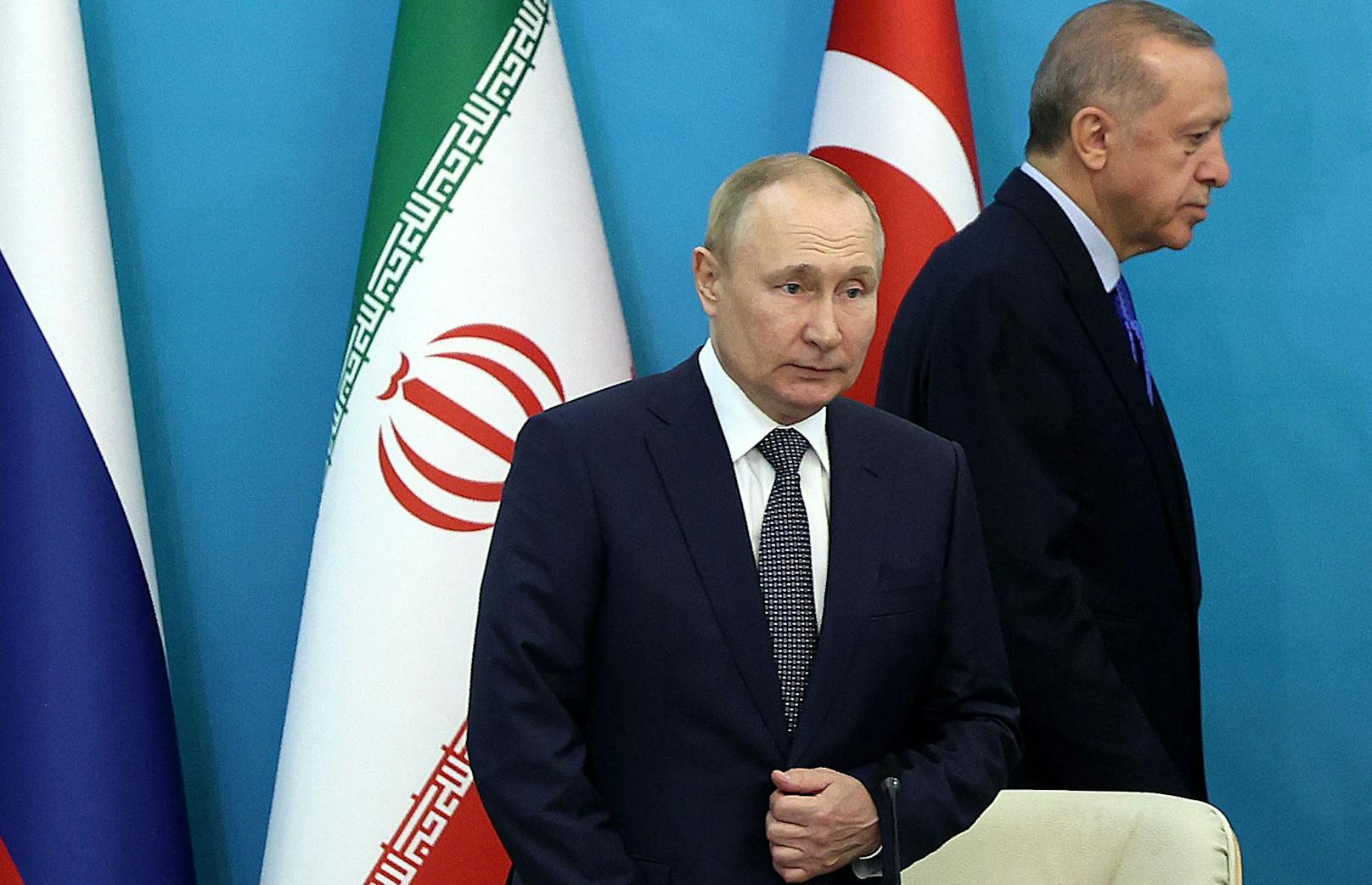 Ukrainische Kreise behaupten, dass ein Double den russischen Präsidenten Wladimir Putin beim Dreier-Gipfel – zusammen mit dem türkischen Präsidenten Recep Tayyip Erdogan und Irans Präsident Ebrahim Raisi – in Teheran am 19.07.2022 vertreten haben soll.