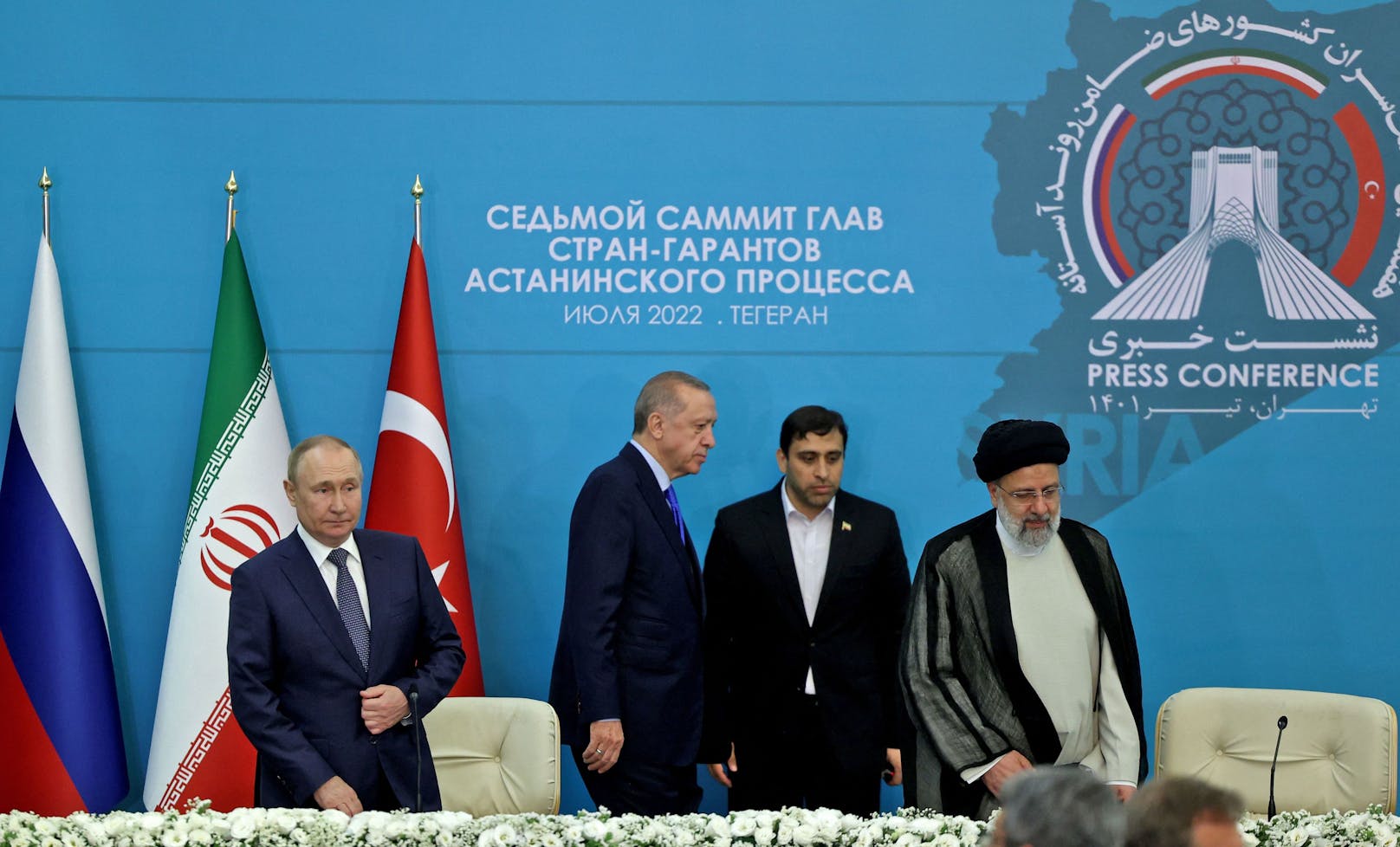An diesem nahmen demzufolge Wladimir Putin (l.), Recep Tayyip Erdogan (2.v.l.) und Ebrahim Raisi (r.) teil.
