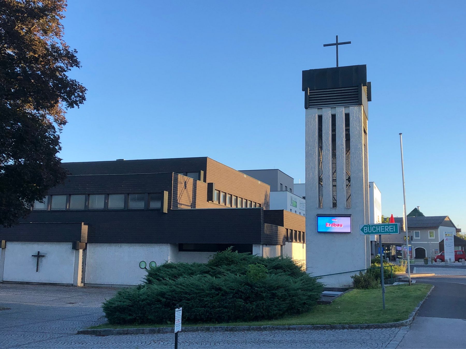 Im Gespräch: LED-Wall am Kirchturm in Sierninghofen-Neuzeug.