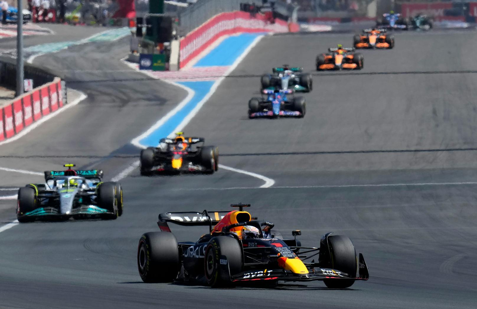 Max Verstappen siegt vor Lewis Hamilton.