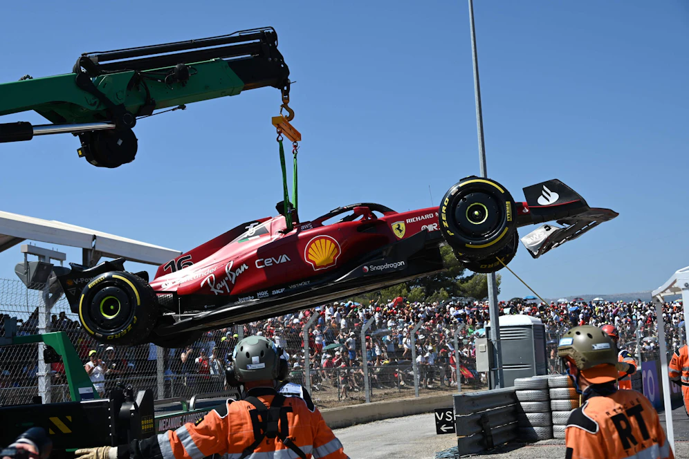 Das Wrack von Leclerc wird abtransportiert.