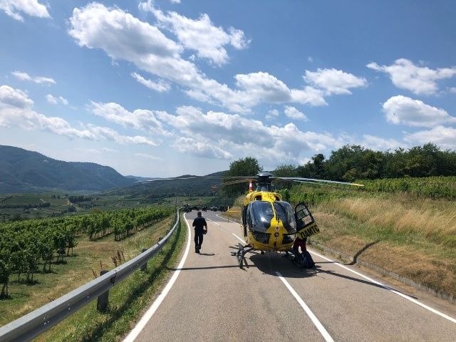 Die Motorradgruppe löschte den Böschungsbrand nach dem Unfall.