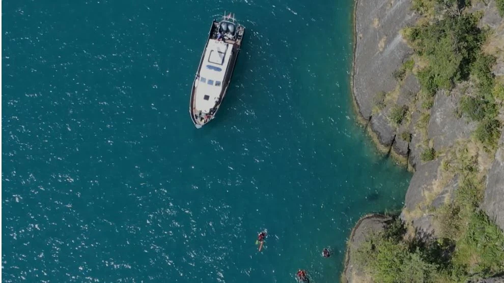 Die Polizei durchkämmt auf Hochtouren den See. 