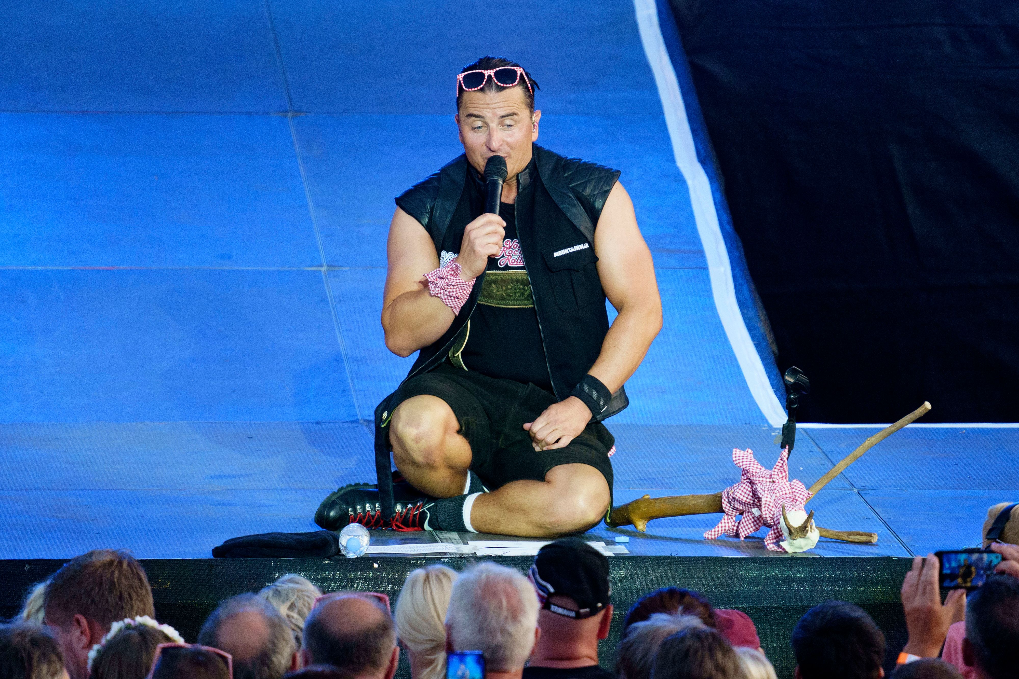 Der Musiker erzählt seinem Publikum eine emotionale Geschichte.