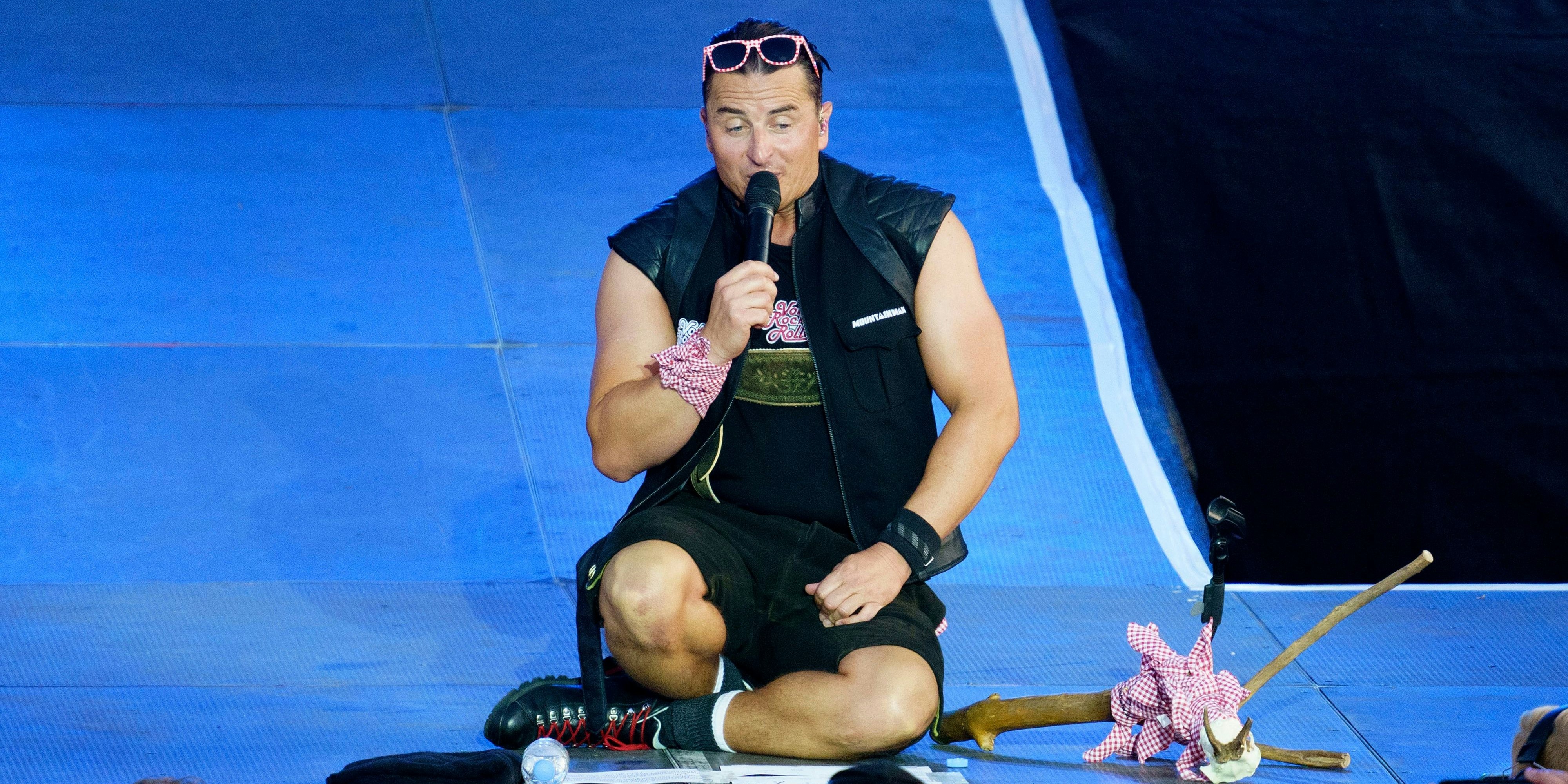 Der Musiker erzählt seinem Publikum eine emotionale Geschichte.