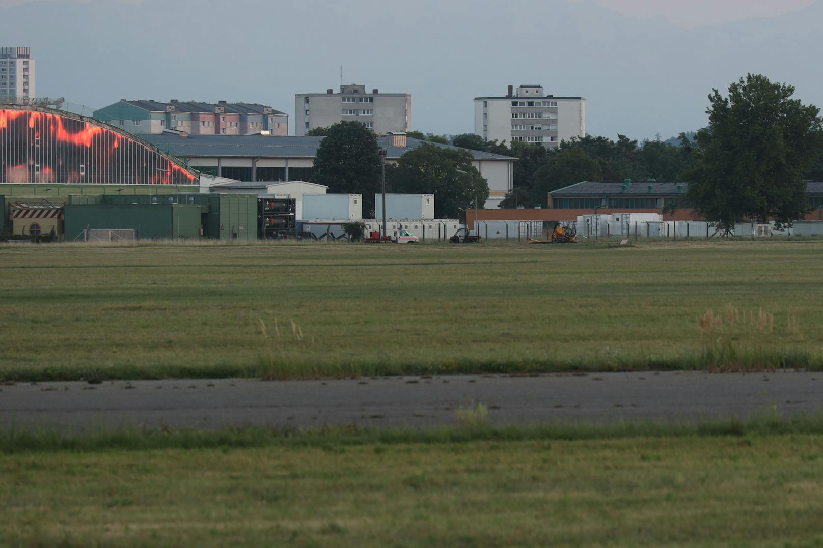 Die Feuerwehr wurde zu einem Brandalarm auf den Flugplatz in Wels-Neustadt alarmiert. Wenig später war klar, dass es sich um einen Hubschrauberabsturz im Gelände des Flugplatzes handeln dürfte.