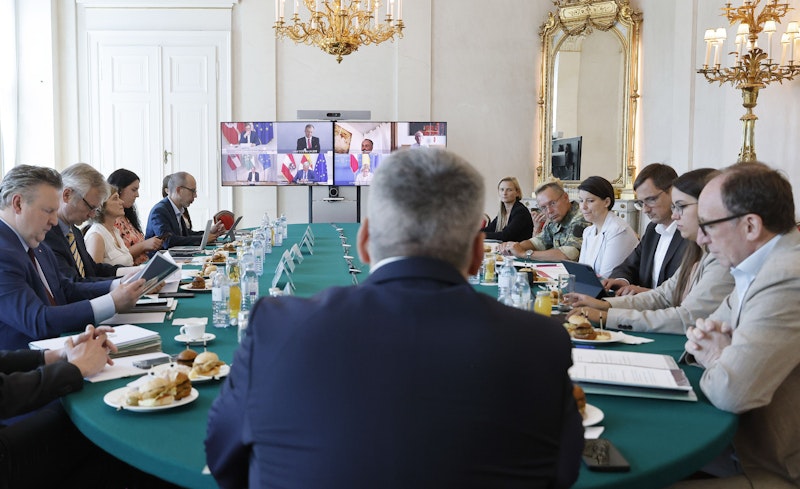 Bürgermeister Michael Ludwig (SPÖ/1.v.l.), Bundeskanzler Karl Nehammer (ÖVP/Mitte), Gesundheitsminister Johannes Rauch (Grüne/1.v.r.), weitere Mitglieder der Bundesregierung und die Landeshauptleute beraten am Montag, 25. Juli 2022 über ein Ende der Quarantäne für Coronainfizierte.