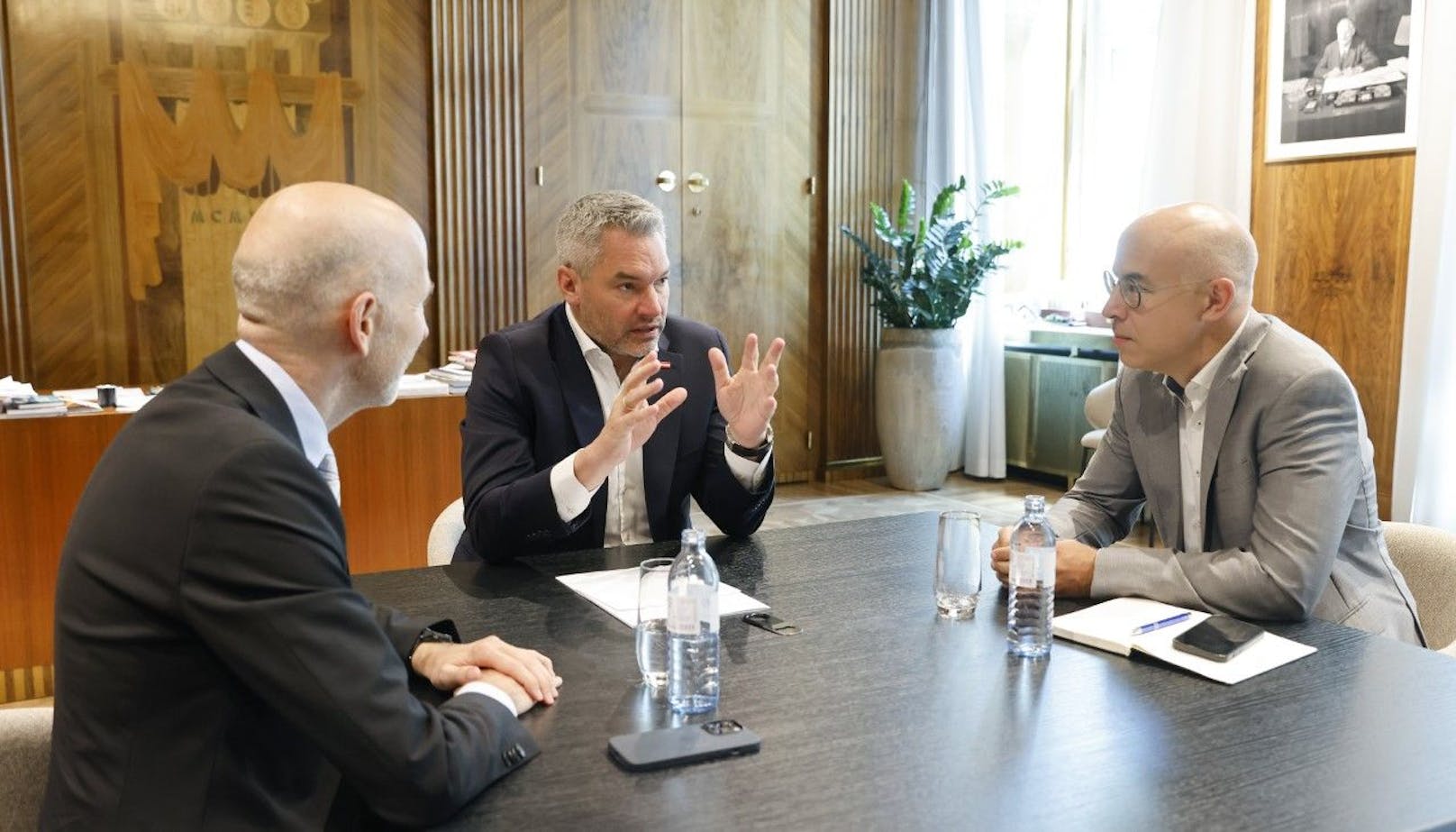 Am Montag begrüßte Bundeskanzler Karl Nehammer Wirtschaftsminister Martin Kocher (beide ÖVP) sowie den Chef des Wirtschaftsforschungsinstituts, Gabriel Felbermayr im Bundeskanzleramt.