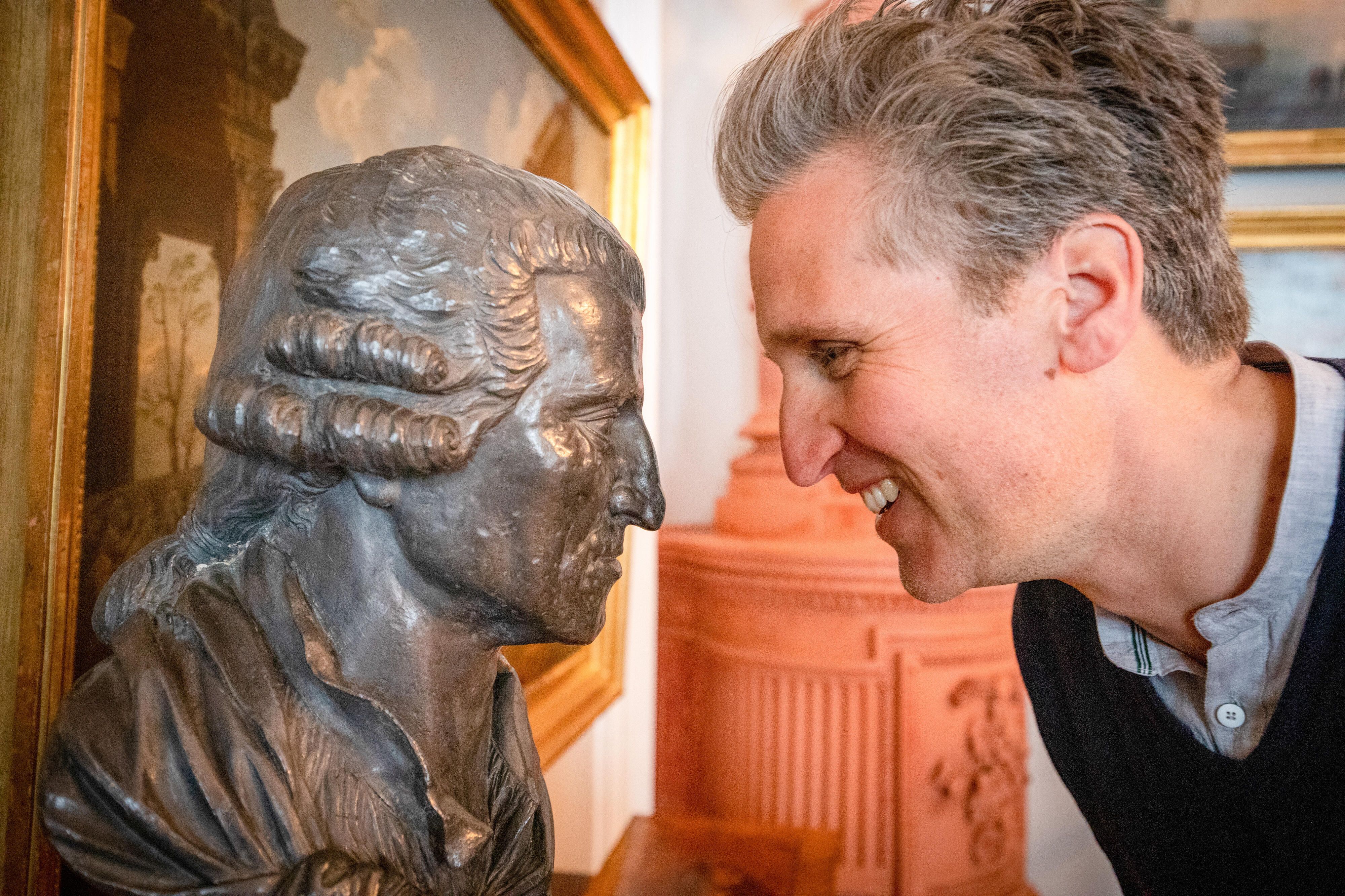 "Herrschaftszeiten! - Johann-Philipps Schlossbesuche", "Bei Familie Waldburg-Zeil auf Schloss Rohrau." Johann-Philipp Spiegelfeld ist zurück! Nach den erfolgreichen Schlossbesuchen im vergangenen Sommer ist er auch dieses Jahr wieder in Österreichischen Schlössern und Burgen zu Gast und lässt sich von den Besitzerfamilien durch die geschichtsträchtigen Gemäuer führen. Den Anfang macht das prachtvolle Schloss Rohrau in Niederösterreich, wo Familie Waldburg-Zeil wohnt. Nicht nur die überwältigende Gemäldesammlung, sondern auch die vielen versteckten Räume des Anwesens haben es dem studierten Historiker und AUA-Kapitän Spiegelfeld angetan? In der ersten Folge geht es nach Niederösterreich in jenes Schloss, in dem eine der größten privaten Kunstsammlungen Österreichs zu finden ist. Ursula und Johannes Waldburg-Zeil zeigen ihr Anwesen, erzählen Johann-Philipp beim abendlichen Kamingespräch ihre Familiengeschichte und Thomas Schaupper, der Restaurator im Schloss, gibt Auskunft über die Geschichte der prachtvollen Gemälde. Vom Musiker und Kulturmanager Christoph Angerer erfährt Johann-Phillip ein wenig über die musikalischen Genies von Rohrau.  Viele Überraschungen warten wieder auf den blaublütigen Besucher - Johann-Philipp nimmt die Zuschauerinnen abermals mit zu zwei Tagen voller Gastfreundschaft in prachtvollen Anwesen in Niederösterreich.Im Bild: Johann-Philipp Spiegelfeld Johann-Philipp Spiegelfeld vor einer Haydn Büste in Schloss Rohrau.  SENDUNG: ORF2 - DI - 26.07.2022 - 21:05 UHR. - Veroeffentlichung fuer Pressezwecke honorarfrei ausschliesslich im Zusammenhang mit oben genannter Sendung oder Veranstaltung des ORF bei Urhebernennung.  Foto: ORF/Interspot Film/Max Zahalka.  Anderweitige Verwendung honorarpflichtig und nur nach schriftlicher Genehmigung der ORF-Fotoredaktion.  Copyright: ORF, Wuerzburggasse 30, A-1136 Wien, Tel. +43-(0)1-87878-13606