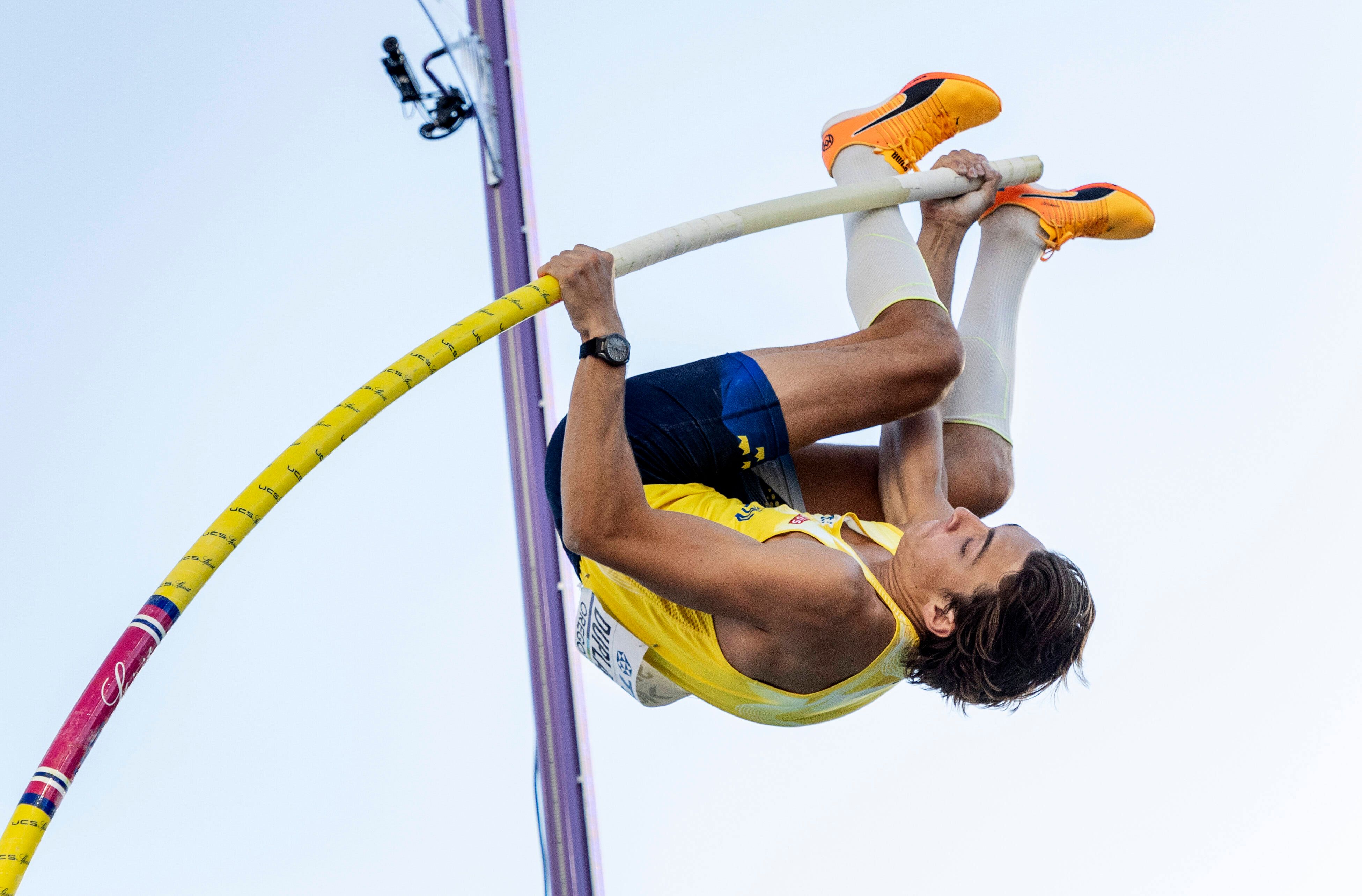 EUGENE 20220724 Armand Duplantis i stavhoppsfinalen där han senare tar världsrekord pa 6.21m och vinner guld i stavhopp under friidrotts-VM pa Hayward Field i Eugene, USA. Foto Christine Olsson / TT / kod 10430 *** Bilden ingar i SPORTPAKET. För övriga BETALBILD*** Eugene USA x10430x PUBLICATIONxNOTxINxDENxNORxSWExFIN Copyright: xChristinexOlsson/TTx FRIIDROTTS-VM 2022 