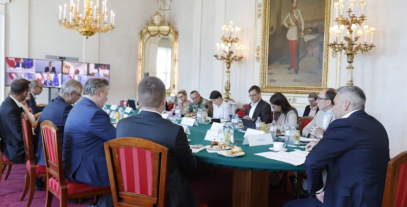 Bürgermeister Michael Ludwig (SPÖ/3.v.l.), Bundeskanzler Karl Nehammer (ÖVP/1.v.r.), Gesundheitsminister Johannes Rauch (Grüne/2.v.r.), weitere Mitglieder der Bundesregierung und die Landeshauptleute beraten am Montag, 25. Juli 2022 über ein Ende der Quarantäne für Coronainfizierte.