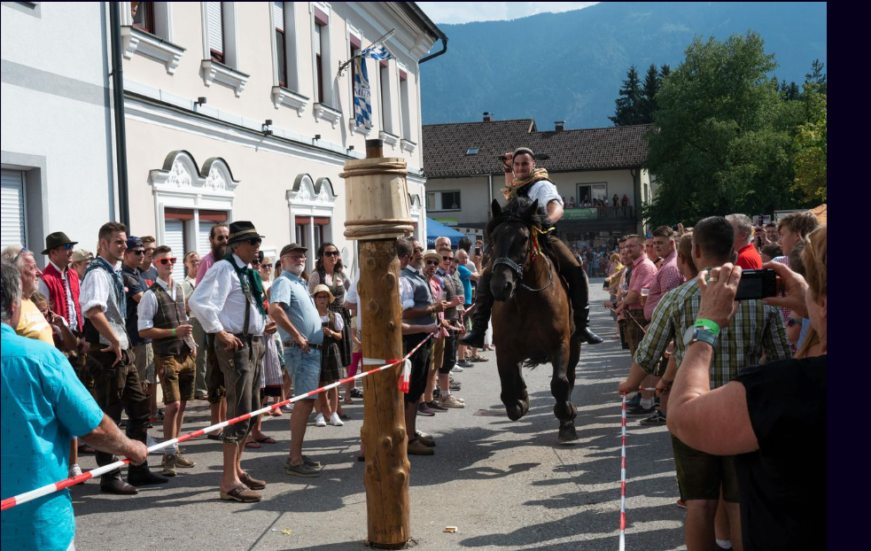 Beim Kufenstechen in Kärnten kam es zum Unglück mit dem Hufeisen.