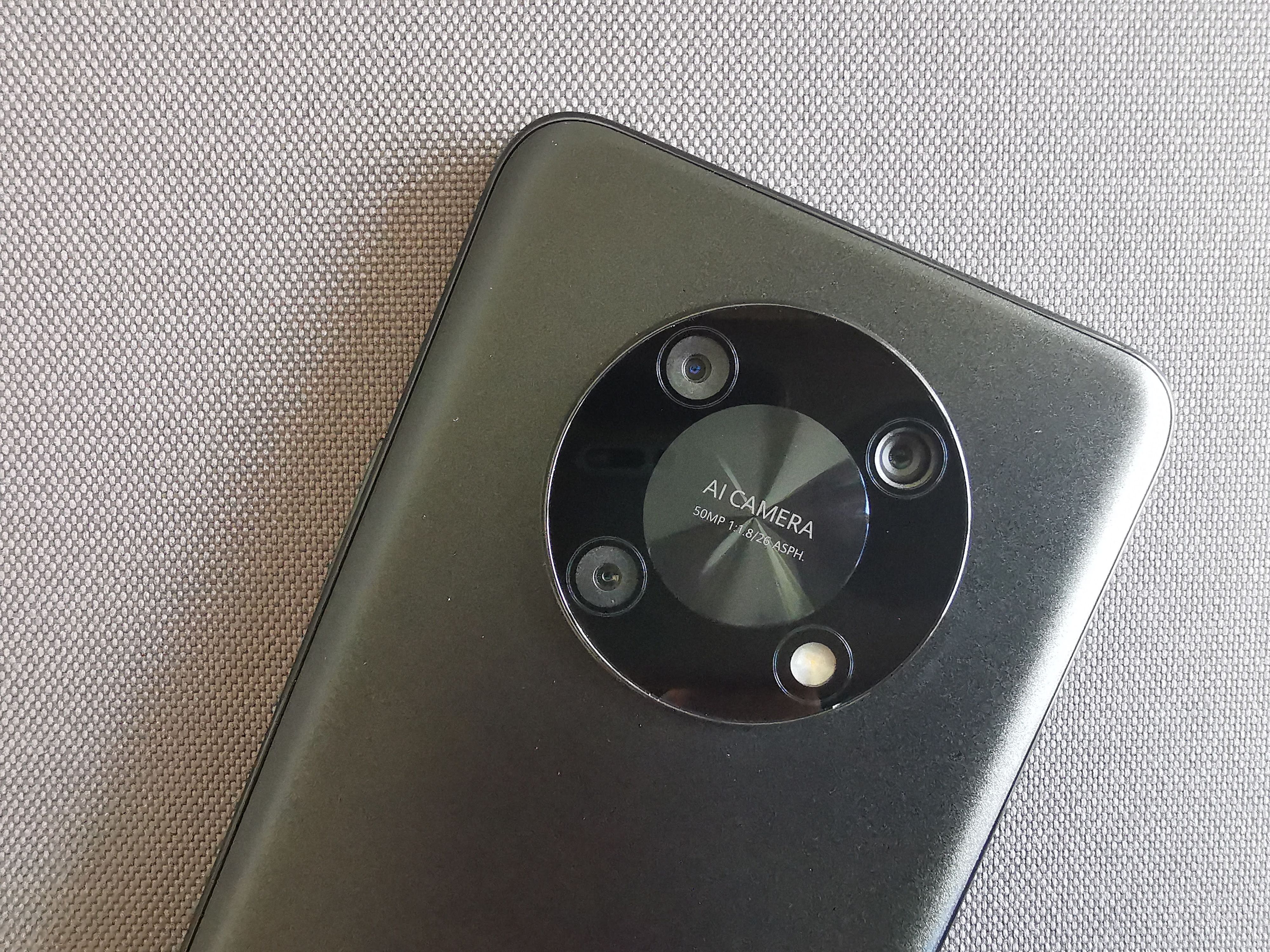 Das Huawei Nova Y90 bringt das ikonische "Space Ring"-Design zurück, das wir zuletzt beim Hightech-Flaggschiff Mate 40 Pro sahen.