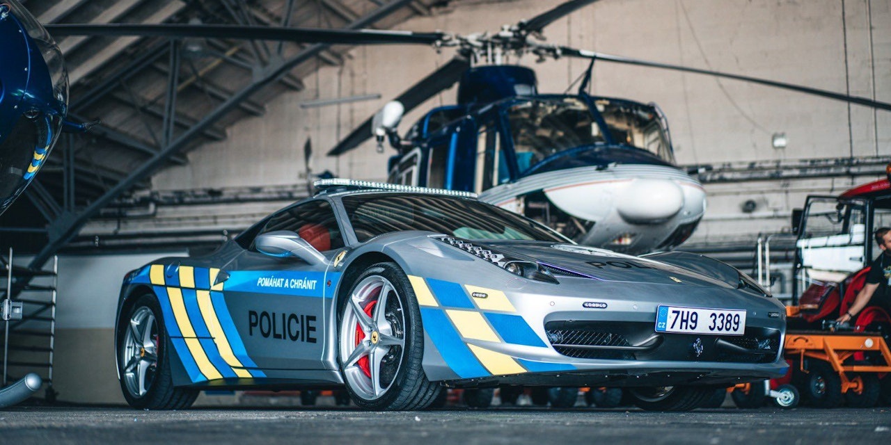 Policie zabavila Ferrari, udělala z něj hlídkový vůz – motor