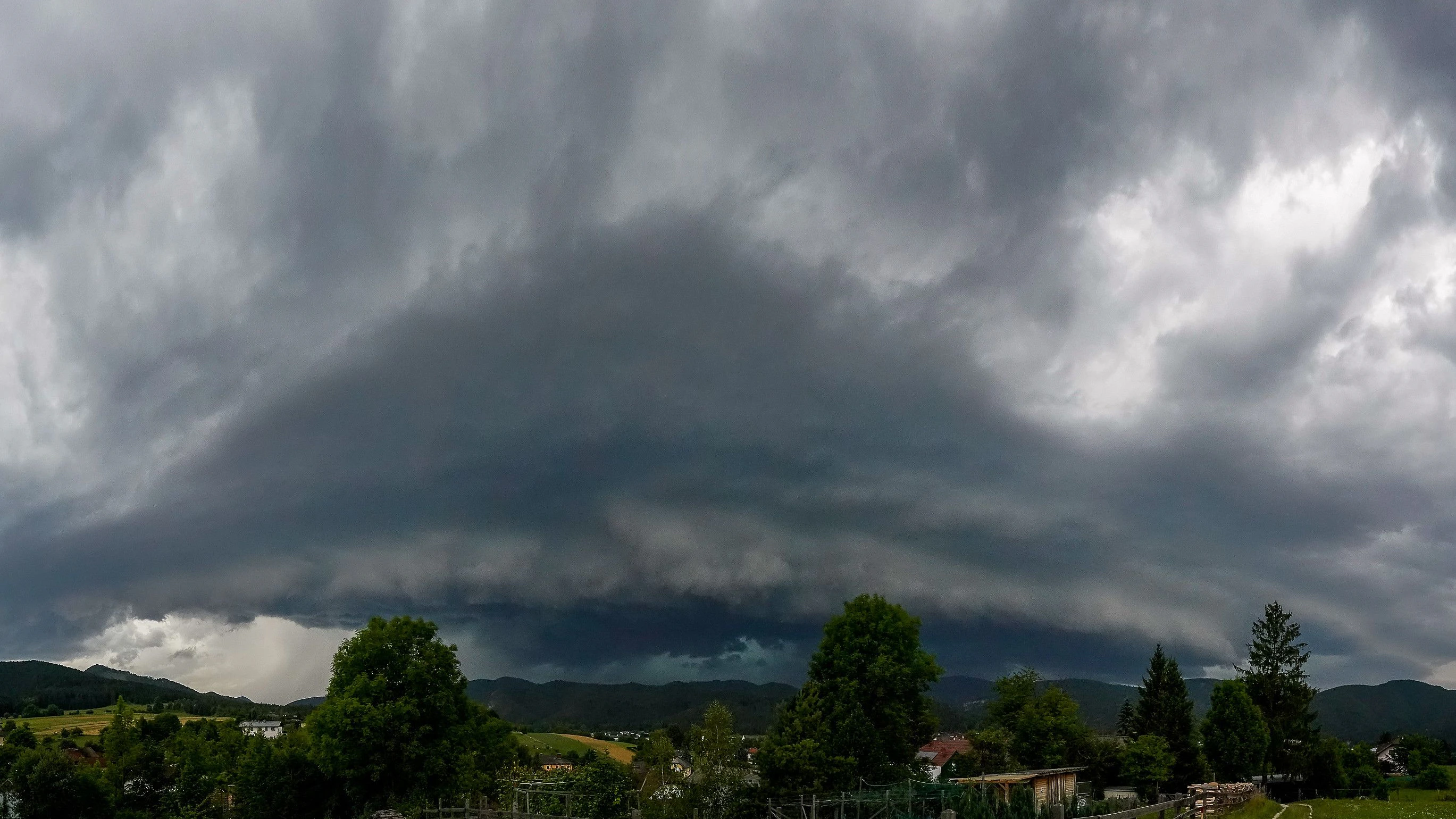 Schwere Hagel- und Starkregen-Unwetter beenden am Montagabend vorerst die Hitzewelle un Österreich.
