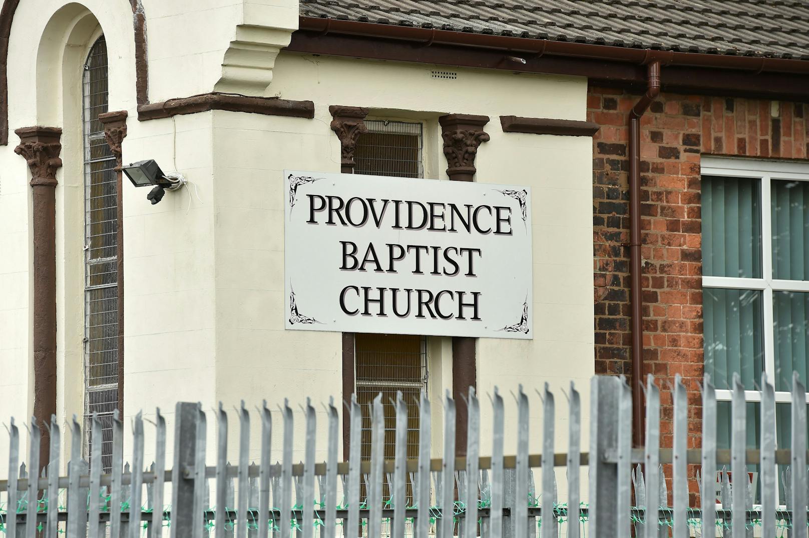 Hinter der  "Providence Baptist Church" in West Midlands (Großbritannien) liegt auch ein historischer Friedhof. 