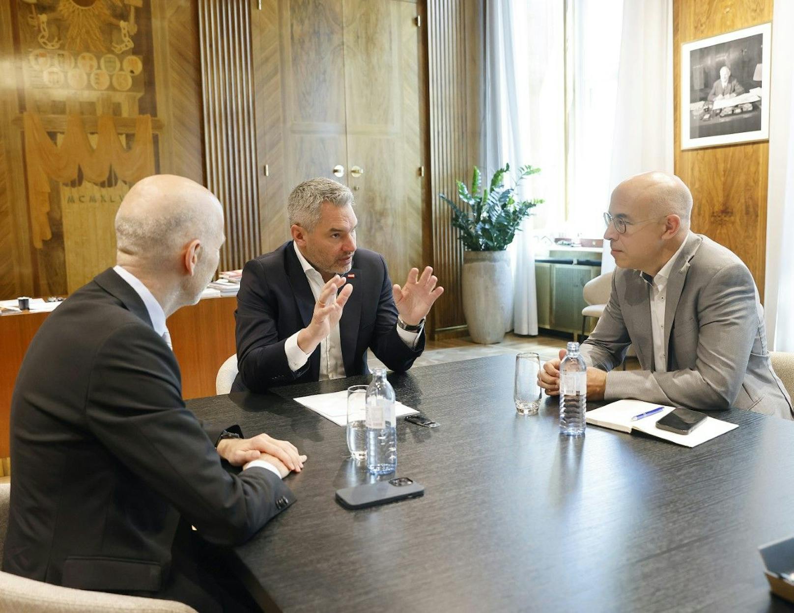 Am Montag begrüßte Bundeskanzler Karl Nehammer Wirtschaftsminister Martin Kocher (beide ÖVP) sowie den Chef des Wirtschaftsforschungsinstituts, Gabriel Felbermayr im Bundeskanzleramt.