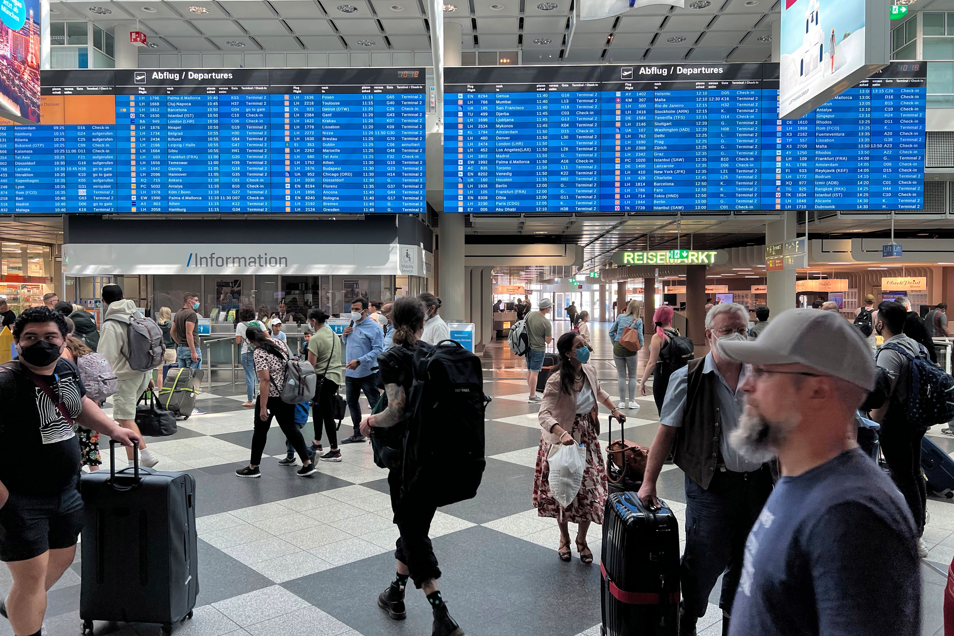 Für viele Fluggäste könnte es unangenehm werden. Bis zu 20.000 Lufthansa-Mitarbeiter könnten am Mittwoch streiken. 