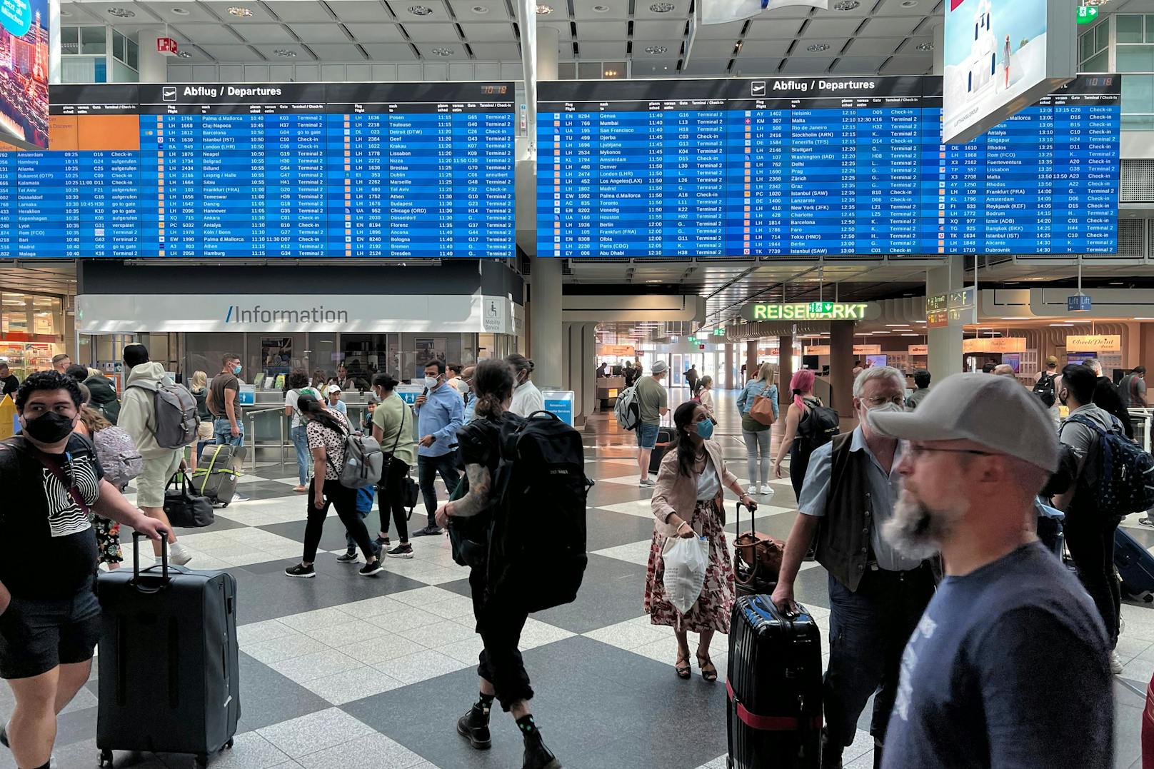Für viele Fluggäste könnte es unangenehm werden. Bis zu 20.000 Lufthansa-Mitarbeiter könnten am Mittwoch streiken. 