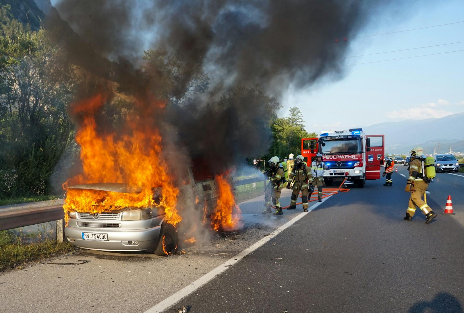 Am Sonntag (24.07.2022) musste die Freiwillige Feuerwehr Völs auf der A12 in Kematen ein brennendes Fahrzeug löschen.