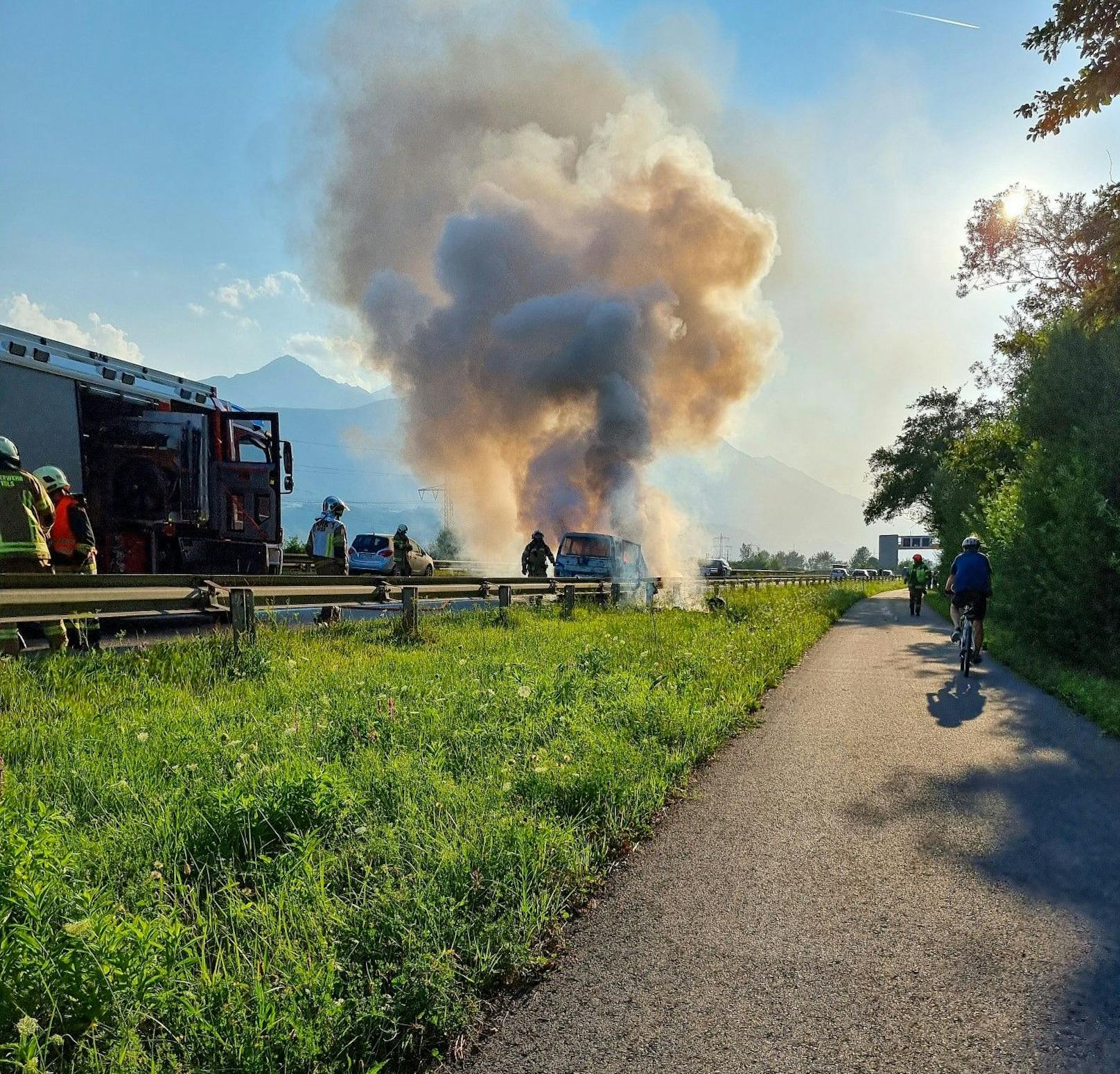 Am Sonntag (24.07.2022) musste die Freiwillige Feuerwehr Völs auf der A12 in Kematen ein brennendes Fahrzeug löschen.