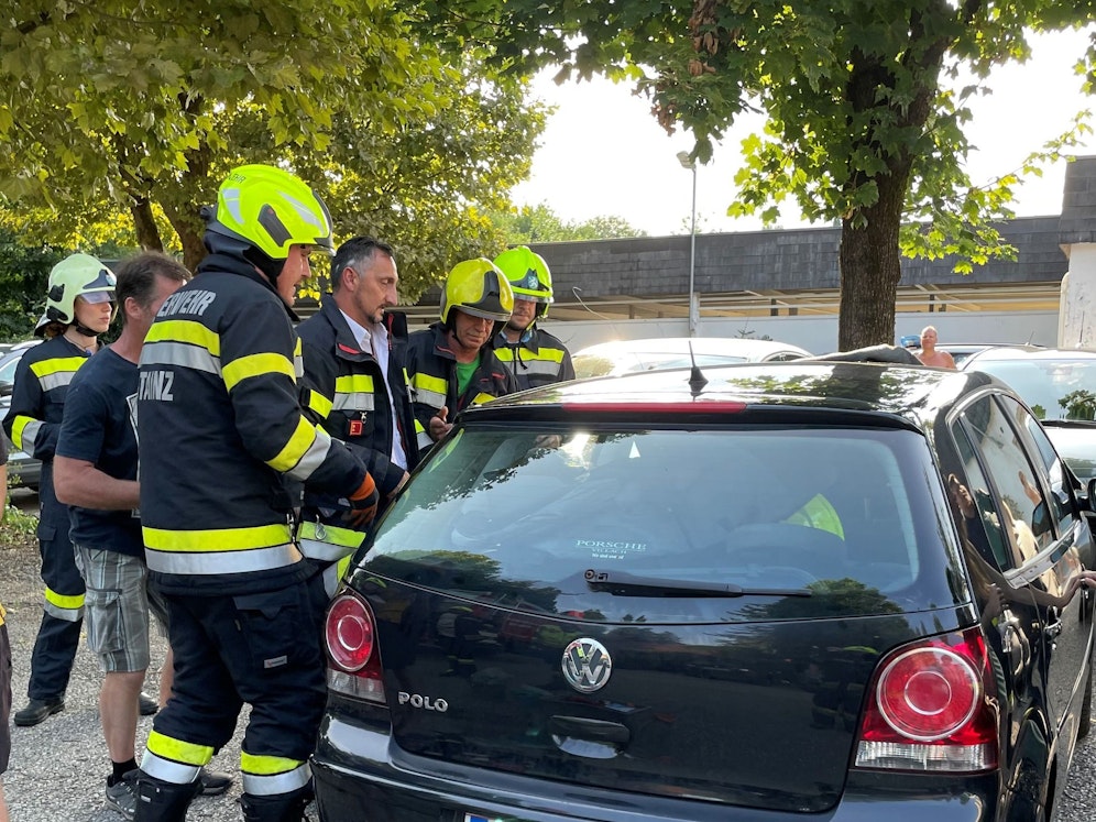 Die Feuerwehr zerschlägt ein Fenster, um das Kind zu retten.