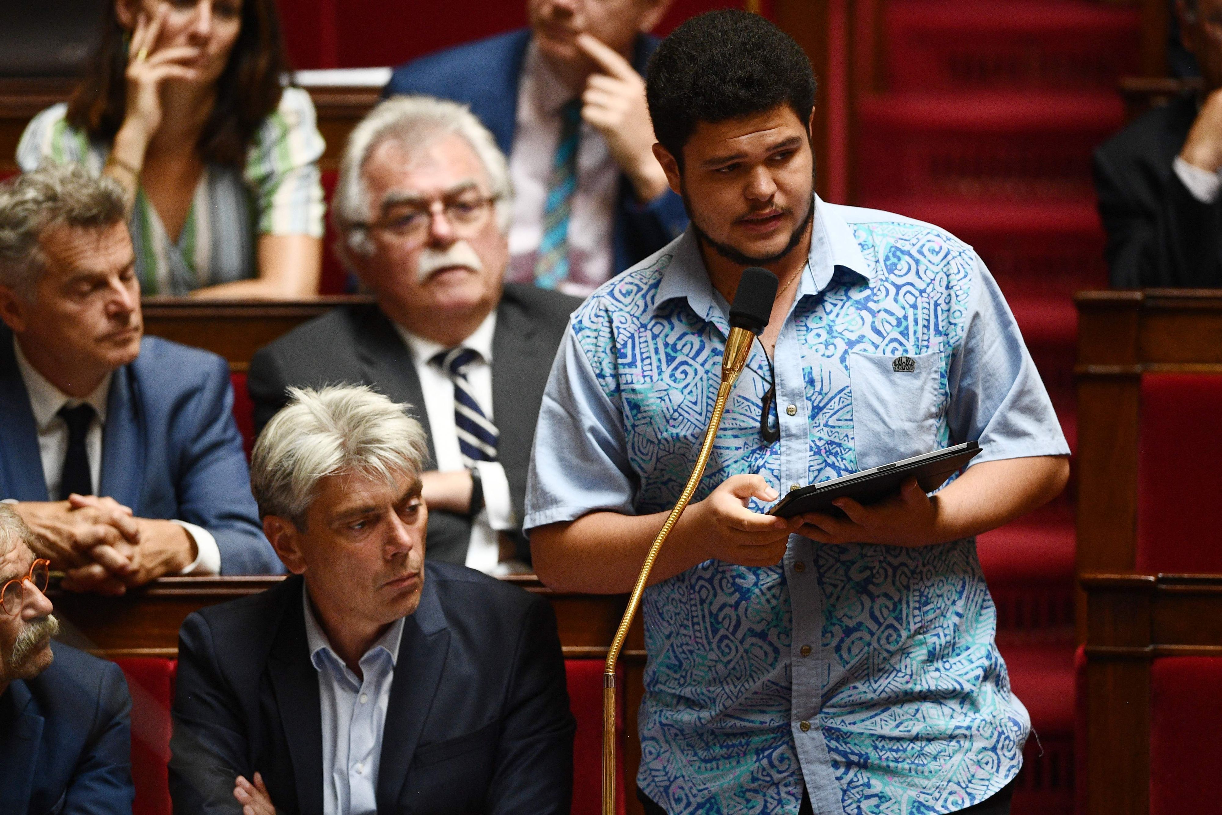 Ärger bei Konservativen: Abgeordnete im Parlament ohne Krawatte oder in Röcken