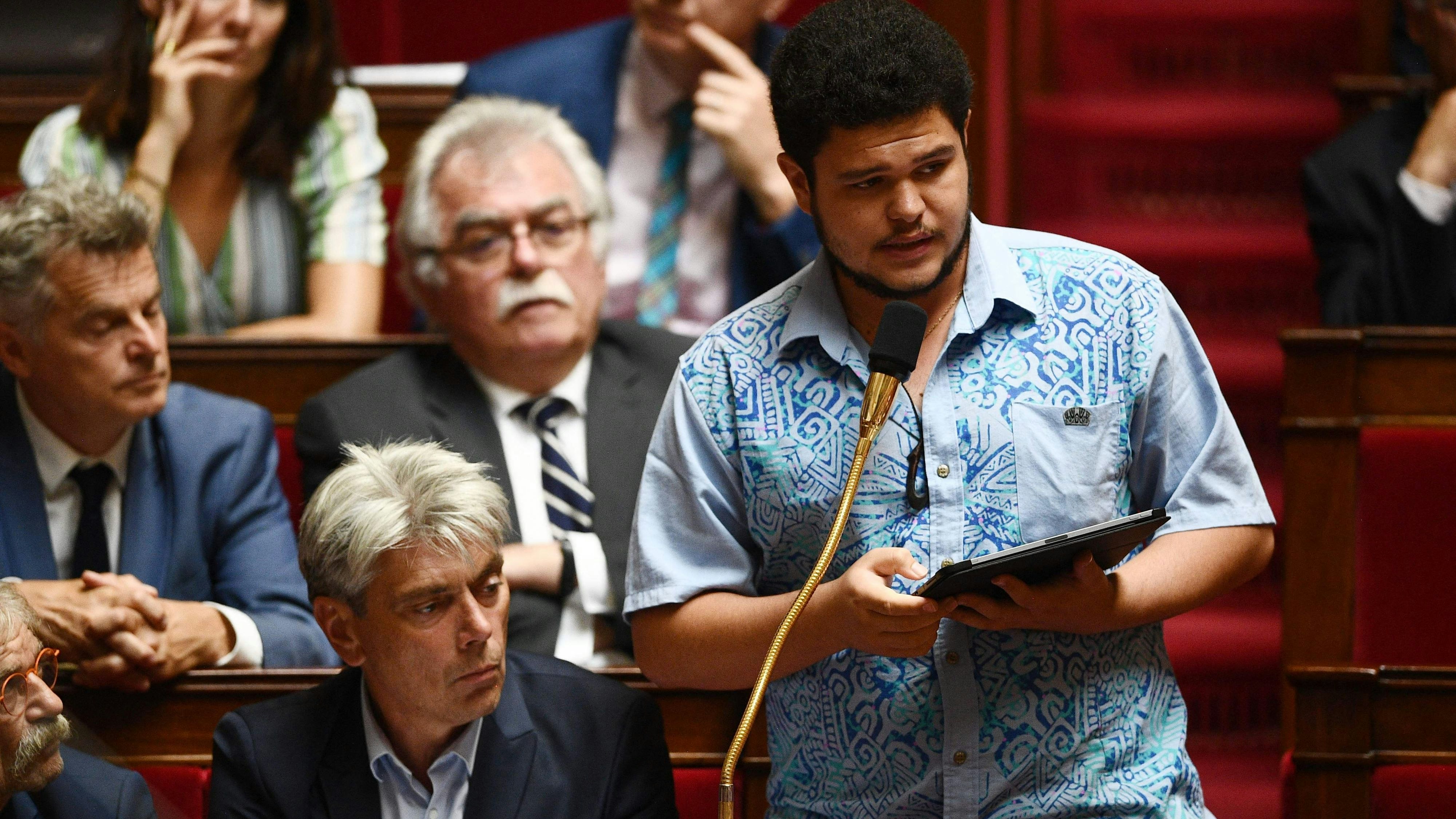 Ärger bei Konservativen: Abgeordnete im Parlament ohne Krawatte oder in Röcken