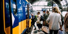 Mann reist im Schlafabteil – Zug verlässt Bahnhof nicht