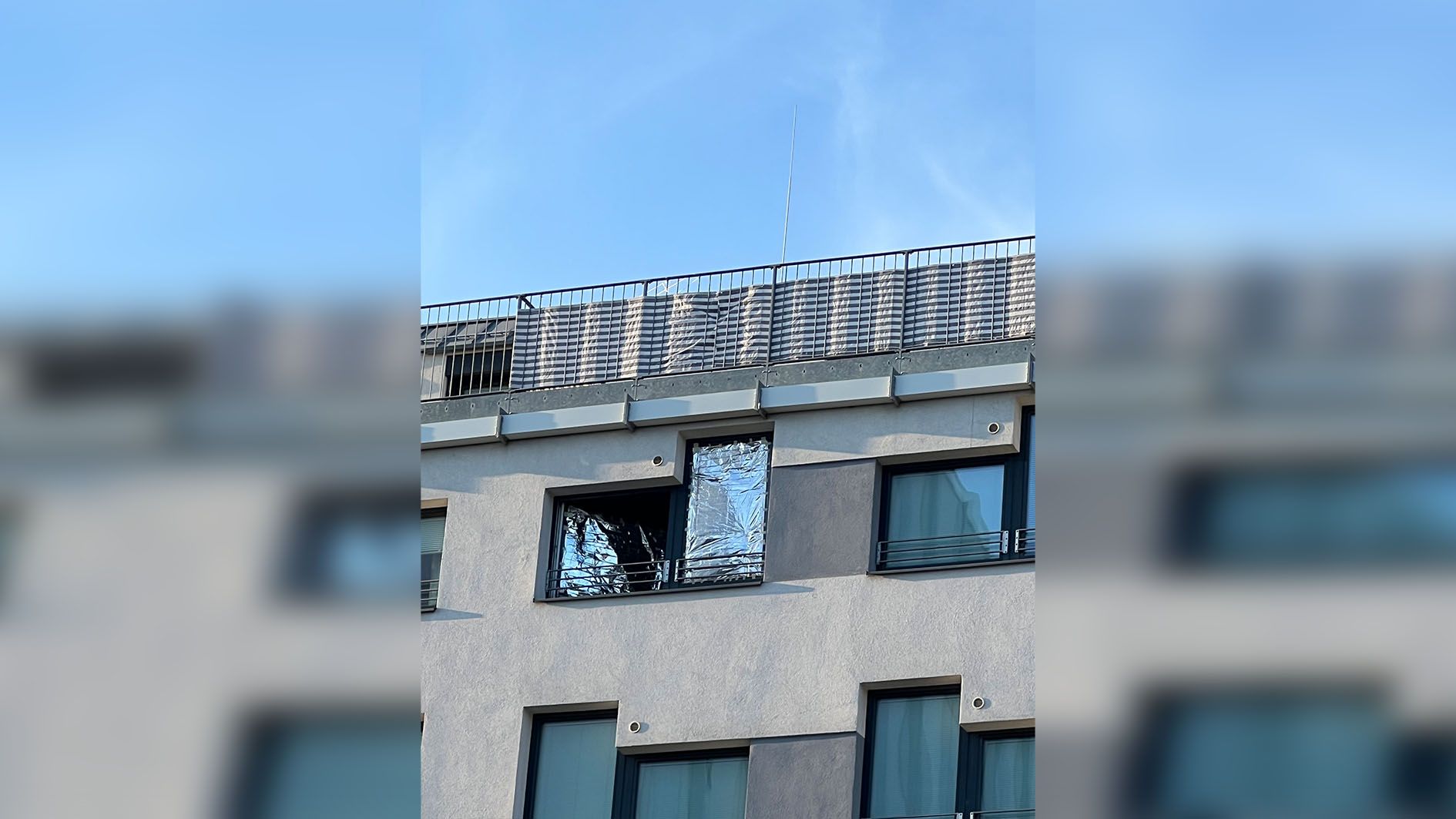 Mit Alufolie bekämpft ein Döblinger die Wiener Hitzewelle.