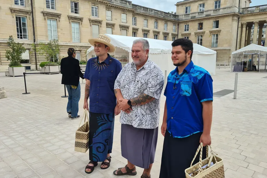 Männliche Abgeordnete aus Polynesien kommen mit "Tahiti-Hemden" zur Arbeit.