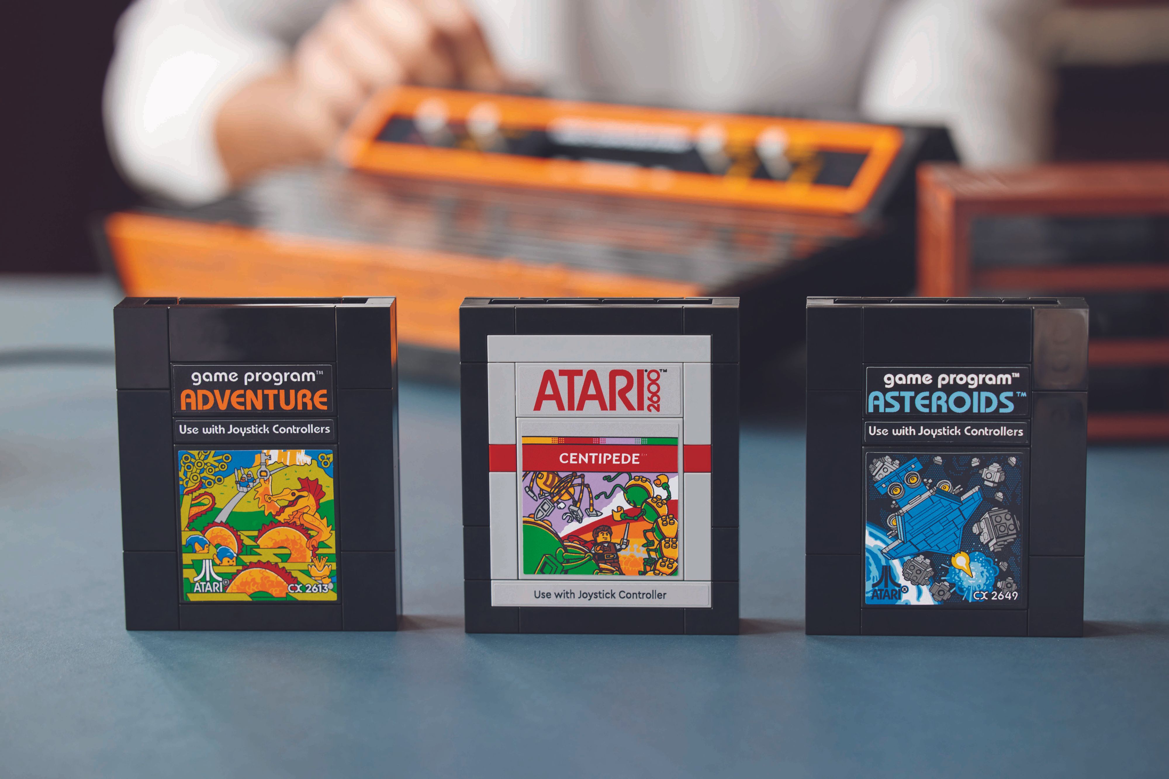 Das LEGO Atari 2600 Set  ist ab dem 01. August 2022 in LEGO Stores und auf www.LEGO.com/Atari erhältlich.