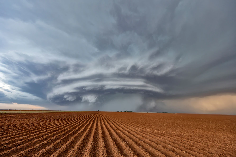 Eine Gewitter-Superzelle, die über ein frisch gerichtetes, trockenes Feld zieht. Symbolbild.