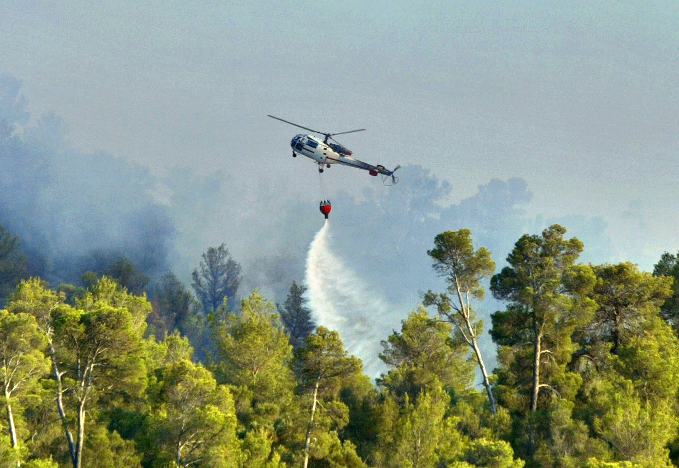 Archivbild eines Löschhubschraubers im Einsatz auf Mallorca.