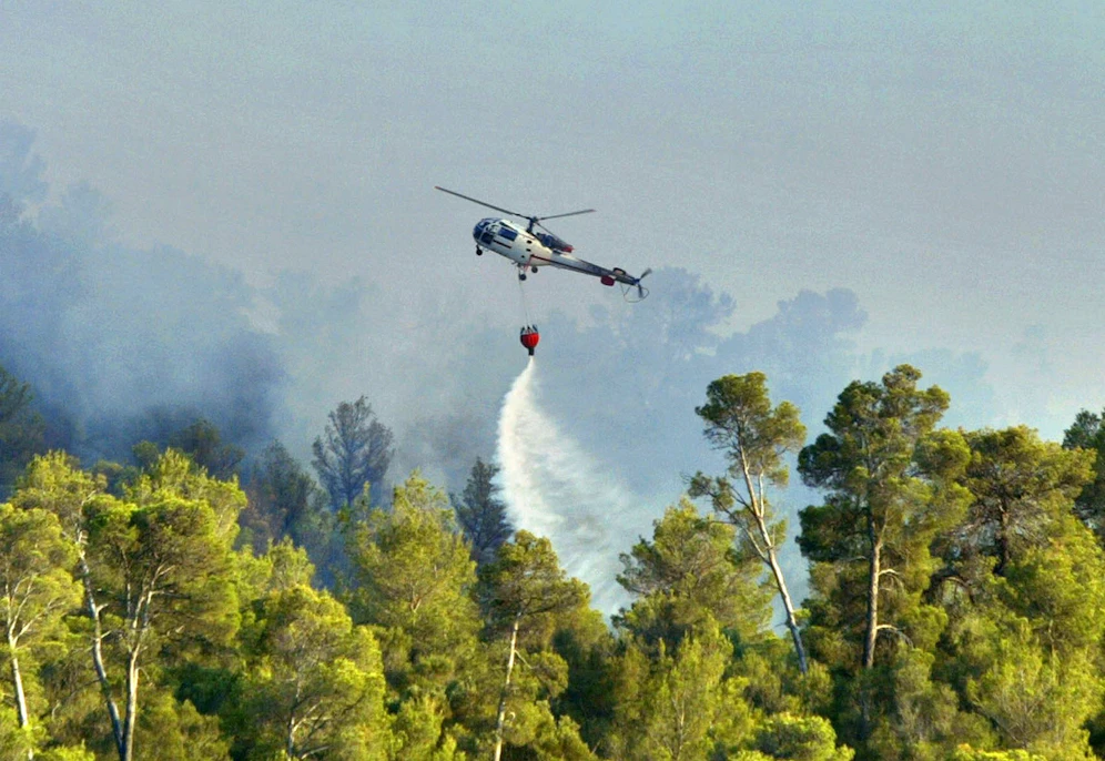 Archivbild eines Löschhubschraubers im Einsatz auf Mallorca.