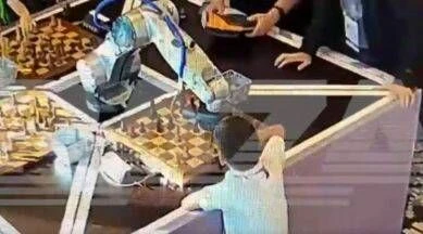 Der Roboter packt zu, bricht den Finger des Siebenjährigen.